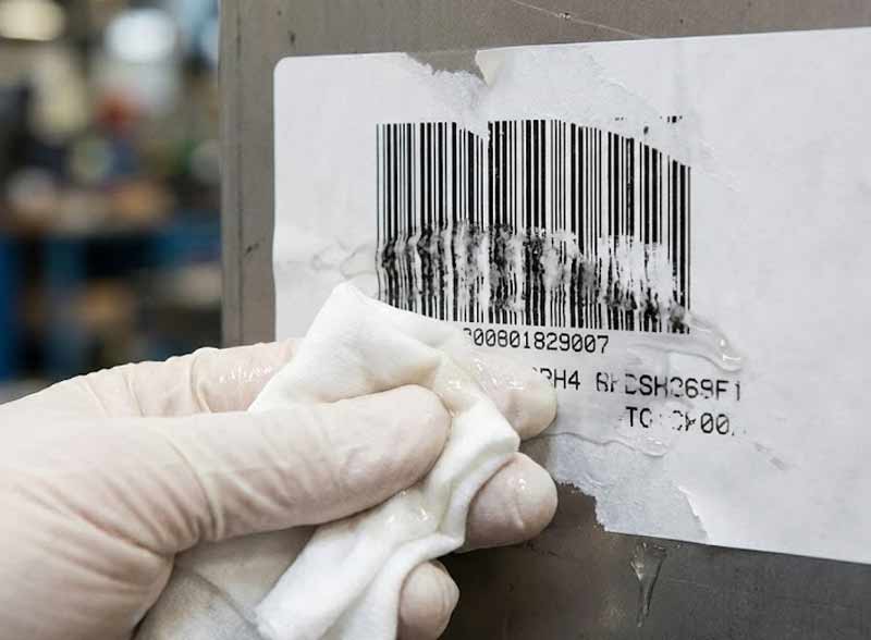 etichette che si rovinano a contatto con i solventi